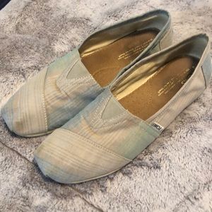 Light gray/blue & green TOMS ❤️